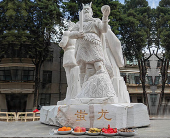 云南石雕黃帝、炎帝、蚩尤雕塑安裝效果展示